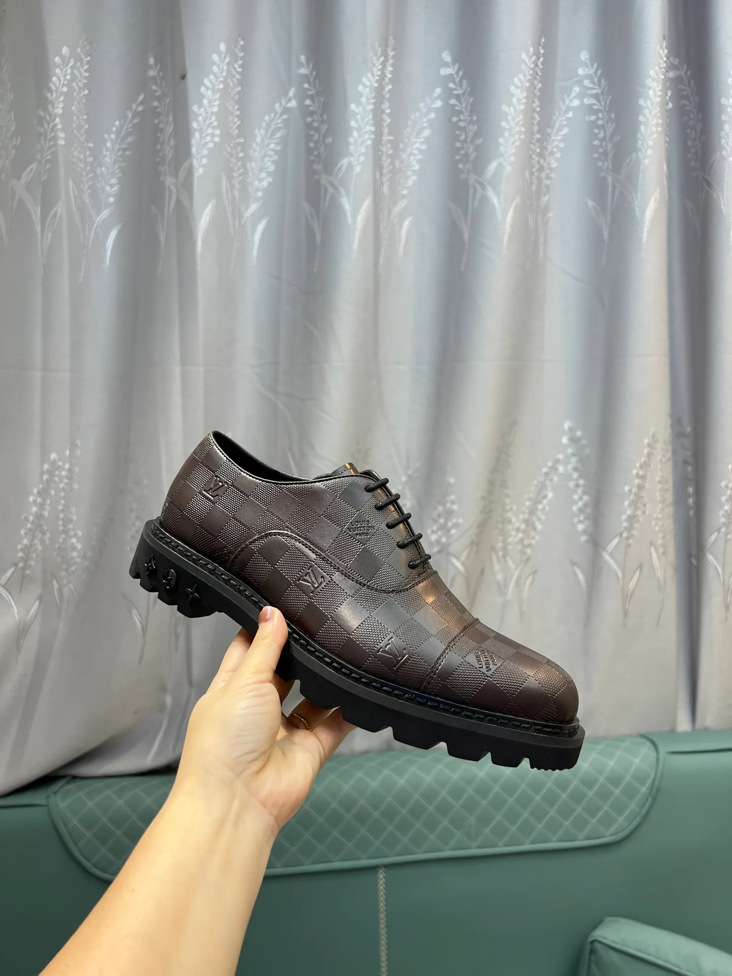 Men's shoes 💰820 [LV] - High-end quality - Upper: 🔝 tumbled cowhide, Nappa cowhide, brand logo sewn on shoe body - Lining: cowhide, foot pads; water-dyed cowhide - Outsole: TPR·rubber foam; two-color molded outsole -Super high quality control·Fine workmanship: highlighted (high-end·luxury·grade) -Size: 39-44 (38 45 can be customized)